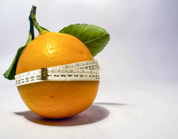 Beyaz Arka Planda Santimetre Uzunluğunda Bir Kurdeleyle Çevrili Bir Limon — Stok fotoğraf