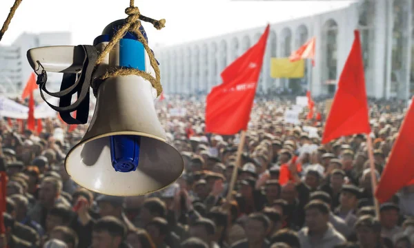 Megafone Pendura Uma Corda Contra Pano Fundo Uma Multidão Manifestantes — Fotografia de Stock