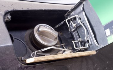 Yakıt ikmali için arabanın boynuna tuzak kurun..