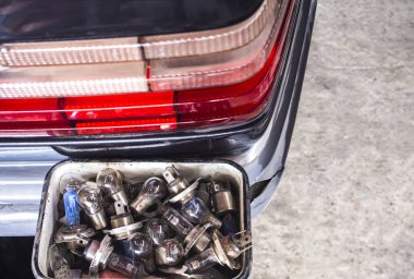 Bir avuç 12 voltluk elektrikli araba lambası..