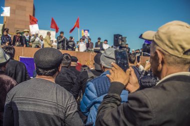Bishkek meydanında toplanın. Kırgızistan. Arkaplan bulanık.