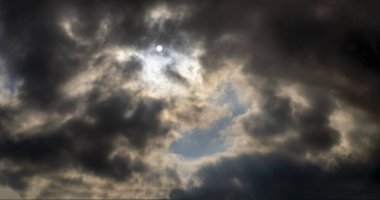 Bulutlardaki gökyüzü açık havada.