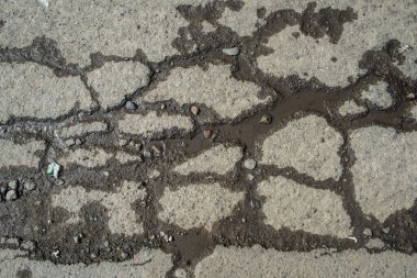 Asfalt çatlağının dokusu.