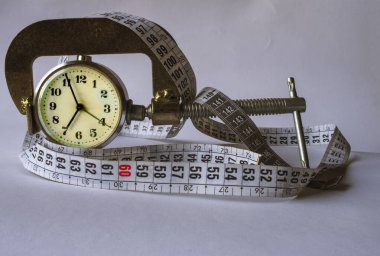  Ölçüm aygıtı, beyaz arkaplanda saat ve kurdele.