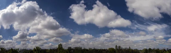 Heldere Bewolkte Lucht Natuur — Stockfoto