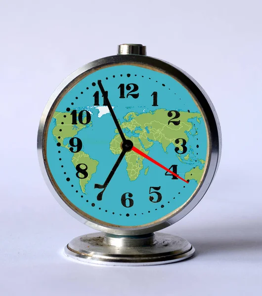 Uhr Mit Dem Bild Der Weltkarte Auf Dem Zifferblatt — Stockfoto