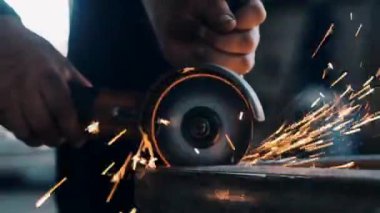 Erkek eli ve dairesel testere