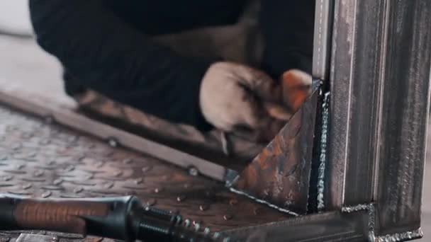 Erkek eli ve metal işçiliği — Stok video