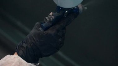 Üniformalı endüstriyel hava fırçası.