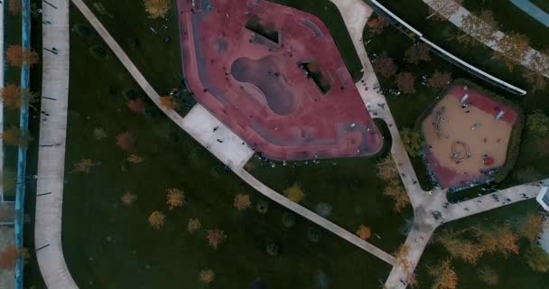 Un grupo de personas en un parque de skate — Vídeos de Stock