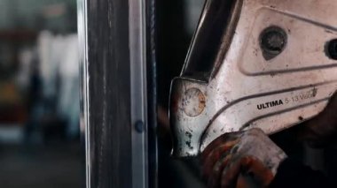 Maskeli adam kaynakçılıkla meşgul..