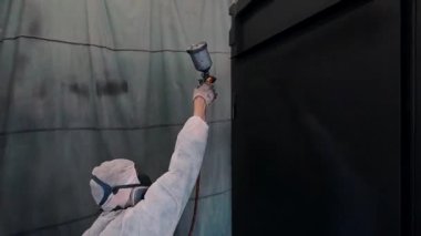 Üniformalı endüstriyel hava fırçası.