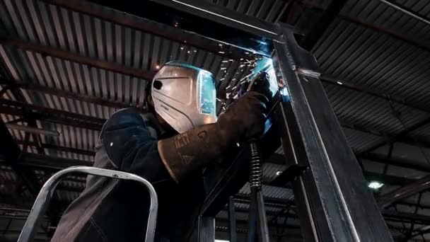 The masked man is engaged in welding. — Stock Video