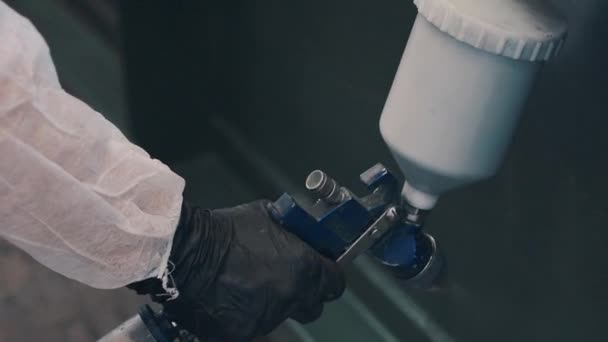Průmyslový airbrush muž v uniformě — Stock video