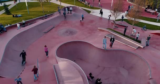 Um grupo de pessoas em um parque de skate — Vídeo de Stock