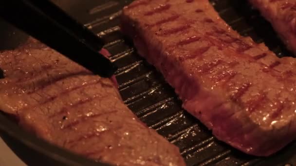 Bife de carne fritar marmóreo prime — Vídeo de Stock