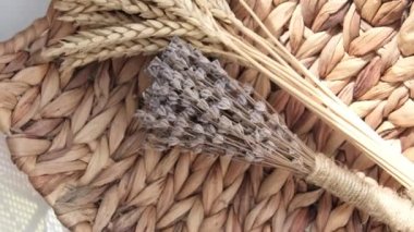 Hasır sepetteki kuru buket.