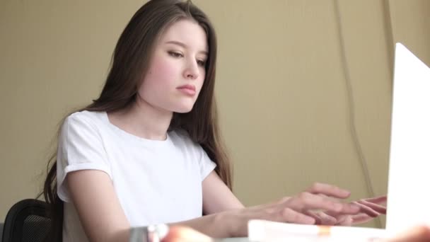 Ragazza che utilizza un computer, lavora al computer — Video Stock