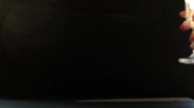 Bir bardak beyaz şarap koy.