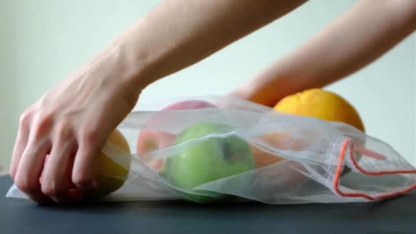 Netto zak voor groenten en fruit — Stockvideo