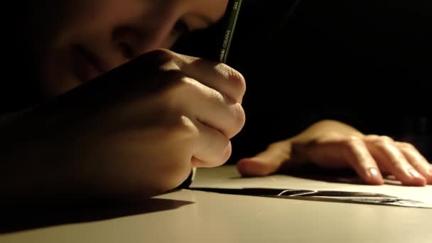 Pessoa desenha tinta preta em uma folha de papel — Vídeo de Stock