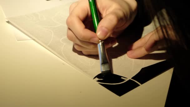 Το άτομο ζωγραφίζει μαύρη μπογιά σε ένα φύλλο χαρτιού — Αρχείο Βίντεο