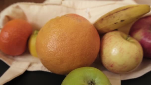 Покупатель фруктов на столе — стоковое видео