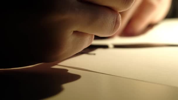 Persoon tekent zwarte verf op een vel papier — Stockvideo