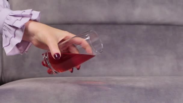 Sap wordt uit een glas op een bank gegoten — Stockvideo