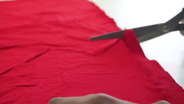 Резка ткани ножницами красный цвет — стоковое видео