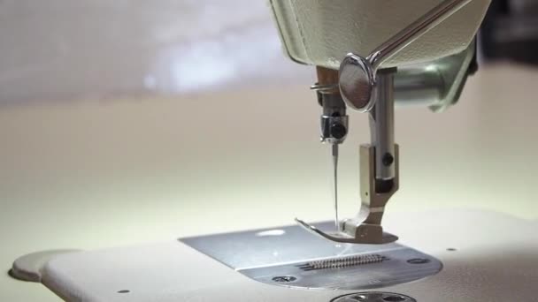 Máquina de costura fechar a agulha — Vídeo de Stock