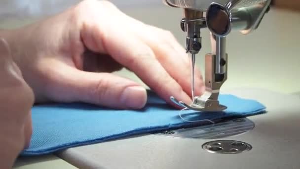 Mãos coser em uma máquina de costura close-up — Vídeo de Stock