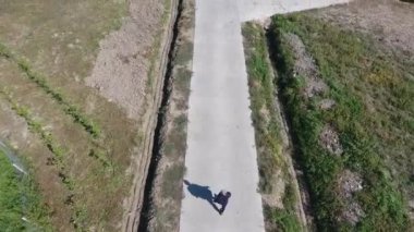 Kaldırımda yürüyen bir adam