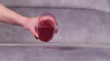 Meyve suyu bir bardaktan kanepeye dökülür.