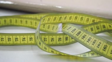 Ölçüm bandı masanın üzerinde..