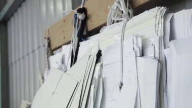 Fabrikadaki kıyafetler için kuru sıkı.