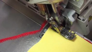 Eller bir dikiş makinesine yakın plan dikecek.