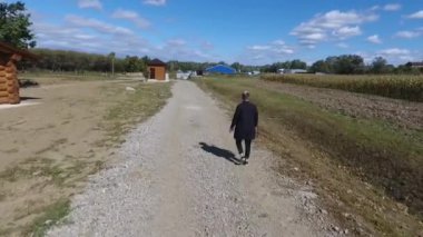 Kaldırımda yürüyen bir adam