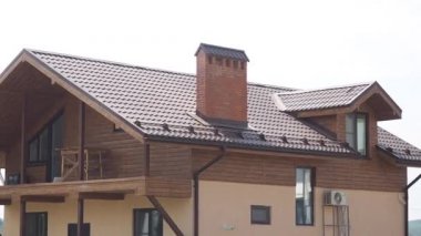 Binanın yan tarafında tabela olan bir ev.