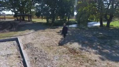 Kaldırımda yürüyen bir adam