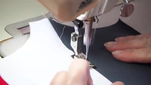 Mãos coser em uma máquina de costura close-up — Vídeo de Stock