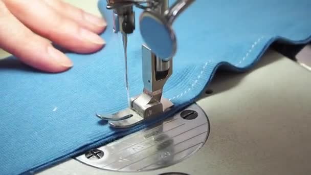Mãos coser em uma máquina de costura close-up — Vídeo de Stock