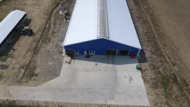 Çiftlik helikopteri görüntüsü mavi ev — Stok video