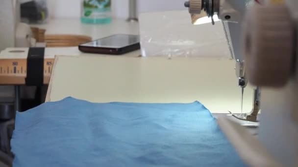 mains avec ciseaux coupe tissu close-up 