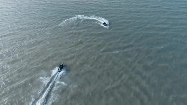 Helikopter jet ski van hoge kwaliteit schieten — Stockvideo