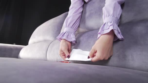 Nő tisztítja a kanapét a foltok — Stock videók