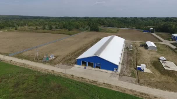 Boerderij helikopter beeldmateriaal blauw huis — Stockvideo