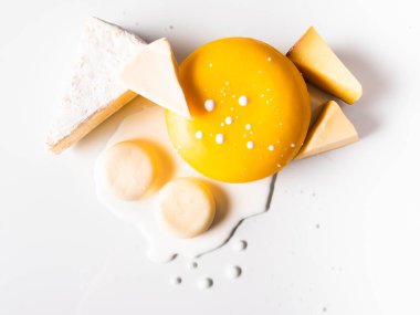 Süt birikintisi ve beyaz izole arka planda çeşitli peynir çeşitleri. Yahudi bayramının sembolleri - Shavuot