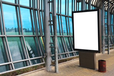 Otobüs durağında Reklam panolar