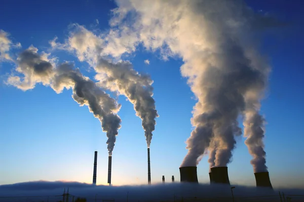 Centrale électrique au charbon pendant une matinée brumeuse — Photo